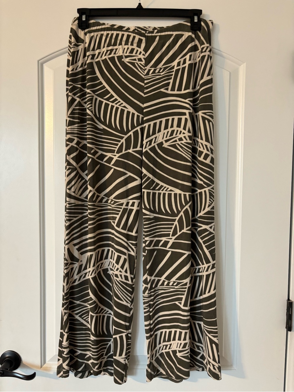 Chico's Travelers Pants Size 2 (women’s 12/14) Green Ivory Abstract Palm Leaf